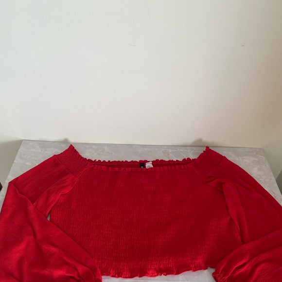 H&M Super cute Red tops 💕size XL
Long sleeve - Picture 7 of 8
